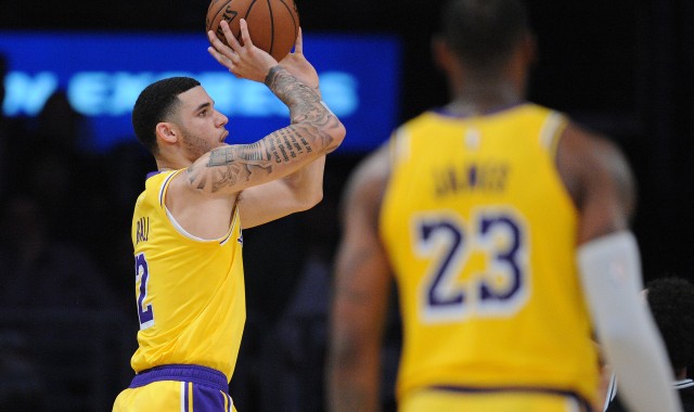 湖媒：勇士那样为了交易而交易不可取 湖人应在买断市场签下鲍尔