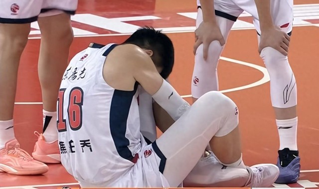 澳客官方网-谁注意到，焦泊乔被队友绊倒，绊倒者扬长而去，其他队友纷纷看望